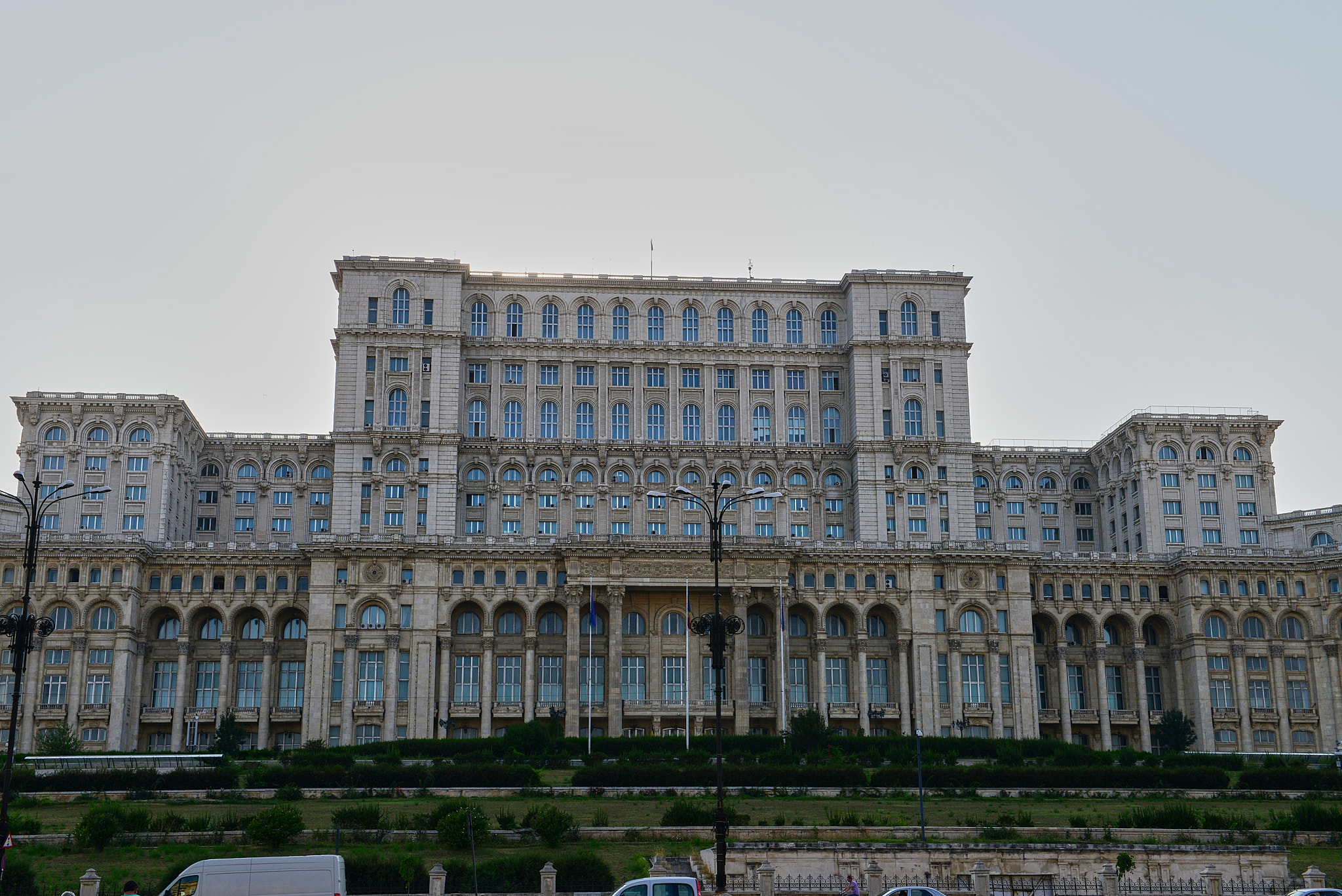 20130808 121 부쿠레슈티 인민궁전 앞 광장